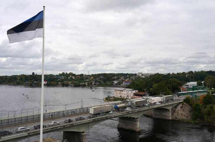 &copy; Reuters. Imagen de archivo del puente fronterizo entre Estonia y Rusia sobre el río Narva. 18 septiembre 2022. REUTERS/Janis Laizans