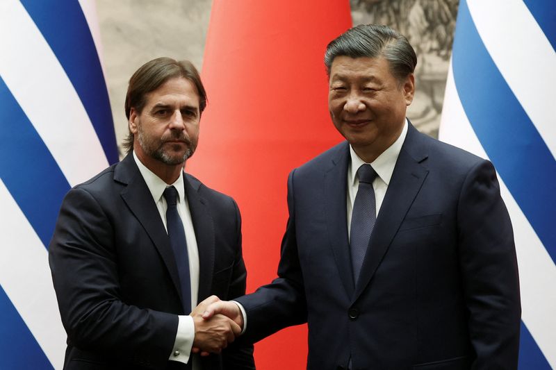 © Reuters. Presidente do Uruguai, Luis Lacalle Pou, e presidente da China, Xi Jinping, em Pequim
22/11/2023
REUTERS/Florence Lo/Pool