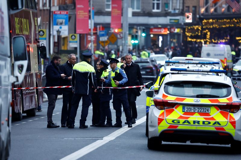 &copy; Reuters. Des policiers sur les lieux d'une agression au couteau présumée qui a laissé quelques enfants blessés à Dublin, en Irlande. /Photo prise le 23 novembre 2023/REUTERS/Clodagh Kilcoyne