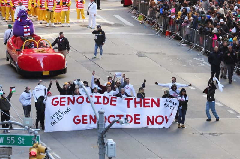 © Reuters. People demonstrate during the 95th Macy's Thanksgiving Day Parade, in Manhattan, New York City, U.S., November 23, 2023. REUTERS/Brendan McDermid