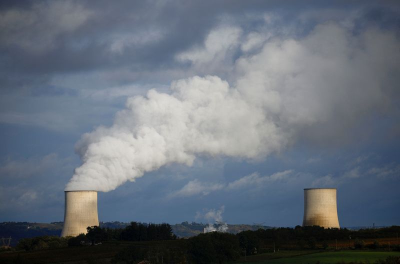 © Reuters. FILE PHOTO: Steam rises from a cooling tower of the Electricite de France (EDF) nuclear power plant, in Golfech, France, November 9, 2023. REUTERS/Stephane Mahe/File Photo