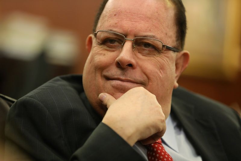 &copy; Reuters. Imagen de archivo de Julio Velarde, presidente del Banco Central de Perú, hablando durante una entrevista con Reuters en la sede del banco central en Lima, Perú. 30 de abril, 2018. REUTERS/Mariana Bazo/Archivo