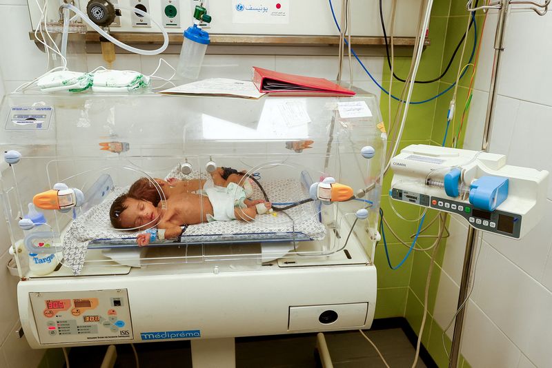 &copy; Reuters. Bebê prematuro em incubadora em Rafah, sul da Faixa de Gaza
21/11/2023
REUTERS/Ibraheem Abu Mustafa