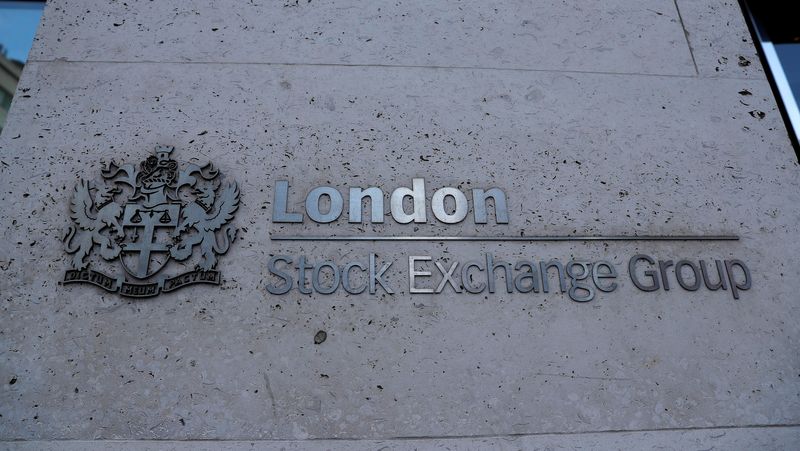 &copy; Reuters. Panneau à l'extérieur de l'entrée du London Stock Exchange à Londres, Grande-Bretagne. /Photo prise le 23 août 2018/REUTERS/Peter Nicholls