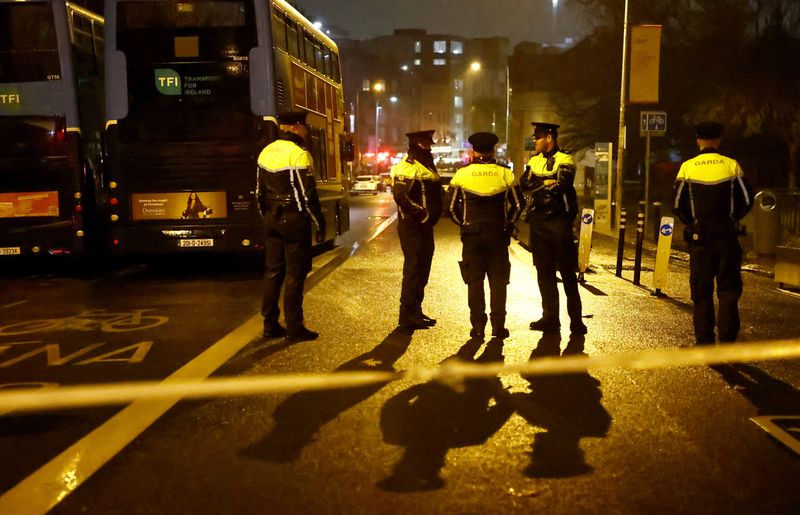 &copy; Reuters. Police officers stand guard near the scene of a suspected stabbing that left few children injured in Dublin, Ireland, November 23, 2023. REUTERS/Clodagh Kilcoyne