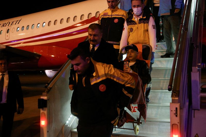 &copy; Reuters. O ministro da Saúde turco, Fahrettin Koca, caminha enquanto a equipe médica carrega um paciente palestino com câncer que foi retirado de Gaza para o Egito e trazido para a Turquia de avião, no aeroporto de Esenboga, em Ancara, Turquia
16/11/2023
REUTE