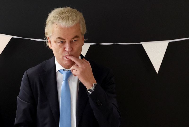 &copy; Reuters. El político holandés de extrema derecha y líder del partido PVV, Geert Wilders, se lame el dedo mientras se reúne con miembros de su partido en el Parlamento holandés, después de las elecciones parlamentarias holandesas, en La Haya, Países Bajos. 2