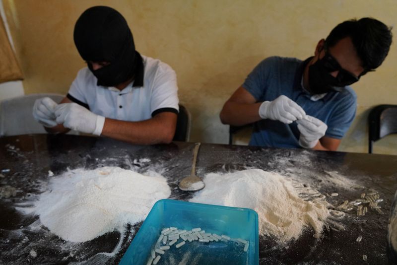 &copy; Reuters. Imagen de archivo. Miembros del Cártel de Sinaloa preparan cápsulas con metanfetamina en una casa de seguridad en Culiacán, México. 4 de abril de 2022. To match Special report MEXICO-DRUGS/CHAPITOS REUTERS/Alexandre Meneghini
