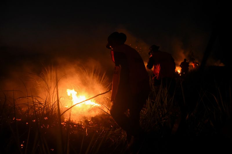 &copy; Reuters. Bombeiros combatem incêndio em plantação de açúcar enquanto incêndios florestais devastam a Amazônia boliviana, em San Buenaventura, Bolívia
22/11/2023
REUTERS/Claudia Morales