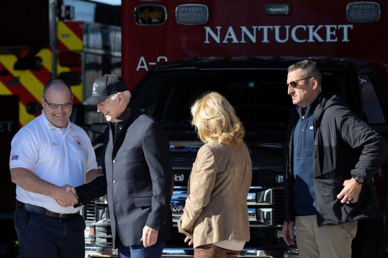 &copy; Reuters. U.S. President Joe Biden greets Nantucket Fire Department Chief Cranson alongside First Lady Jill Biden, at the Nantucket Fire Department in Nantucket, Massachusetts, U.S, November 23, 2023. REUTERS/Tom Brenner