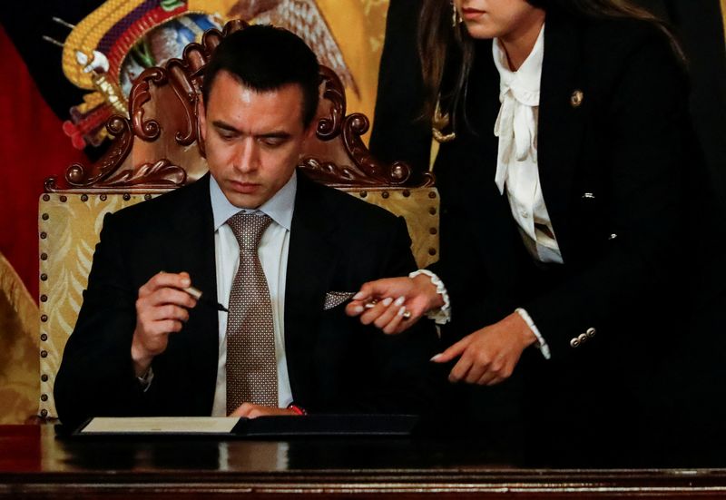 © Reuters. Ecuador's President Daniel Noboa signs first decrees to appoint ministers, at the Presidential Palace (Palacio de Carondelet) on the day of his swearing-in ceremony, in Quito, Ecuador November 23, 2023. REUTERS/Karen Toro