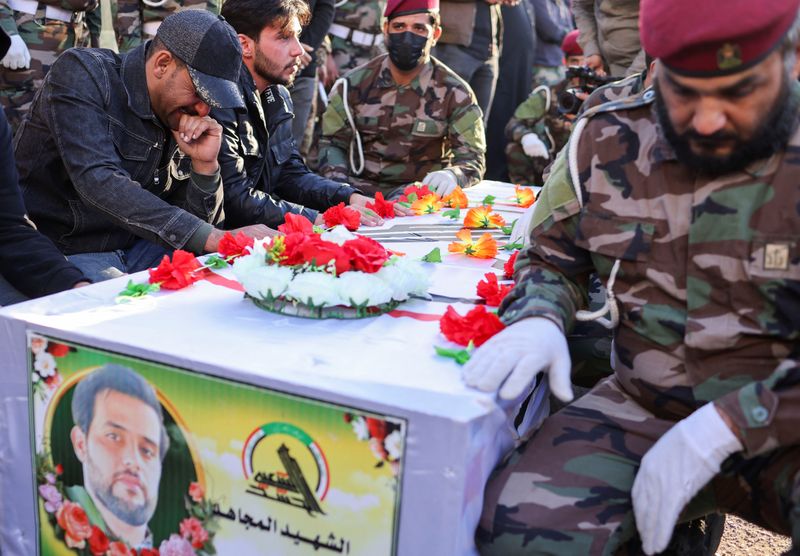 &copy; Reuters. Pessoas em luto ao lado de caixão de combatente do Kataib Hezbollah do Iraque morto por um ataque aéreo dos EUA ao sul de Bagdá
22/11/2023
REUTERS/Thaier Al-Sudani