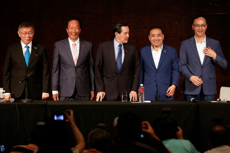 &copy; Reuters. Ko Wen-je, Taiwan People's Party (TPP) chairman and presidential candidate, Terry Gou, Foxconn founder and presidential candidate, former Taiwan President Ma Ying-jeou, Hou Yu-ih presidential candidate of the main opposition party Kuomintang (KMT) and Er