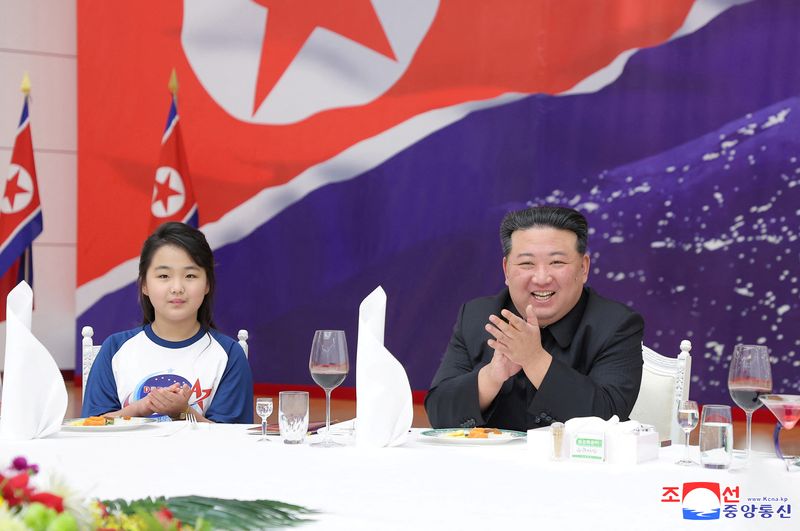 &copy; Reuters. زعيم كوريا الشمالية كيم جونج أون يجلس وبجواره ابنته خلال احتفال بمناسبة إطلاق قمر صناعي للاستطلاع في صورة حصلت عليها رويترز من وكالة الأنبا