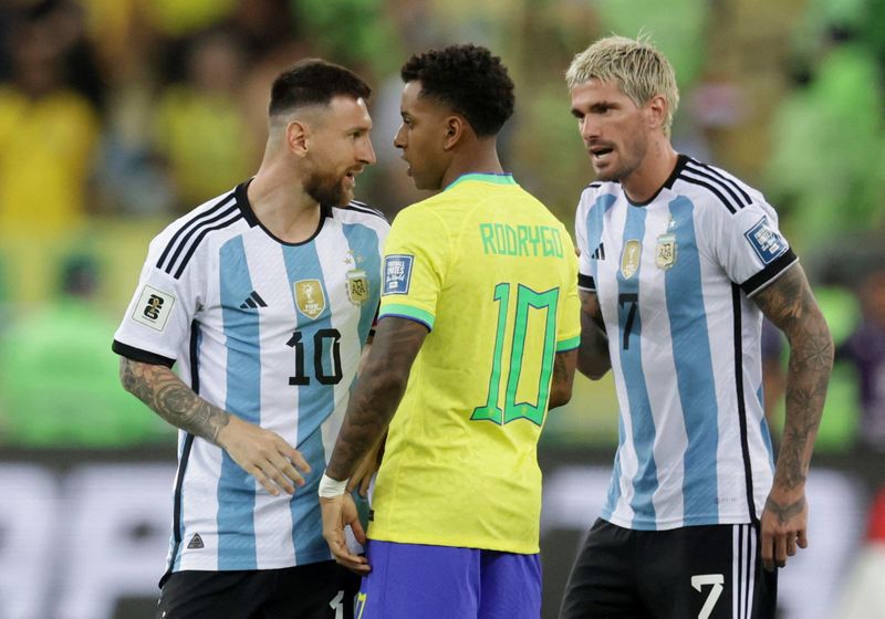 &copy; Reuters. サッカーのブラジル代表ＦＷロドリゴ（中央）は２３日、アルゼンチン代表主将のリオネル・メッシ（左）と口論になった後、ＳＮＳで人種差別的なメッセージを受けたことを明らかにした