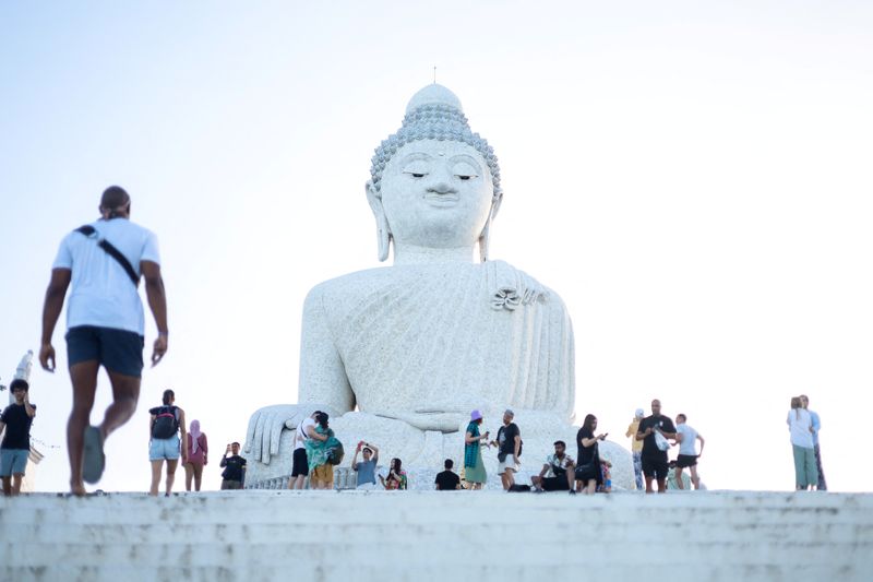 &copy; Reuters. Tourists visit the Big Buddha statue in Phuket, Thailand July 3, 2023. REUTERS/Jorge SIlva/File Photo