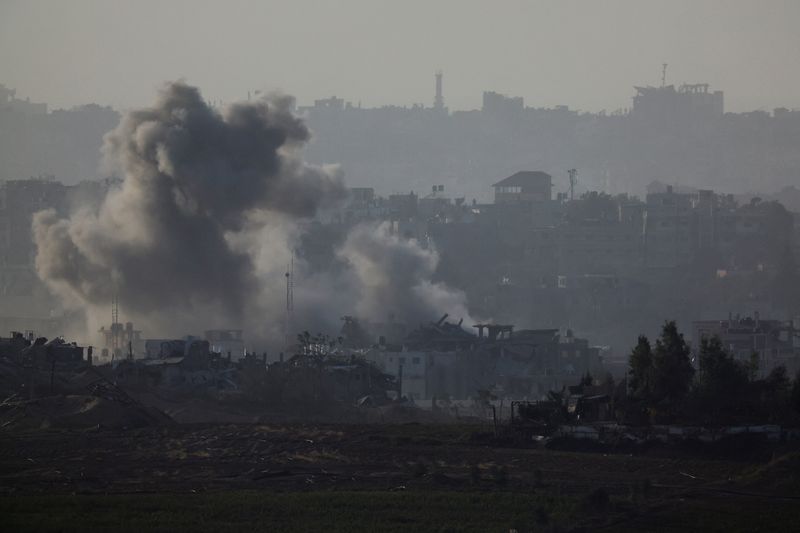 © Reuters. دخان يتصاعد بعد قصف إسرائيلي على شمال غزة وسط الصراع بين إسرائيل وحركة المقاومة الإسلامية (حماس)، يوم الخميس. تصوير: ألكسندر إيرموشينكو - رويترز.