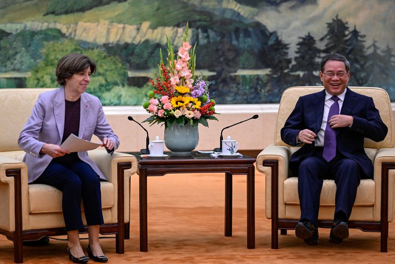 &copy; Reuters.     中国を訪問しているフランスのコロナ外相（写真左）は２４日、李強首相（写真右）と会談し、中国との対話を重視する姿勢を強調した。代表撮影（２０２３年　ロイター）