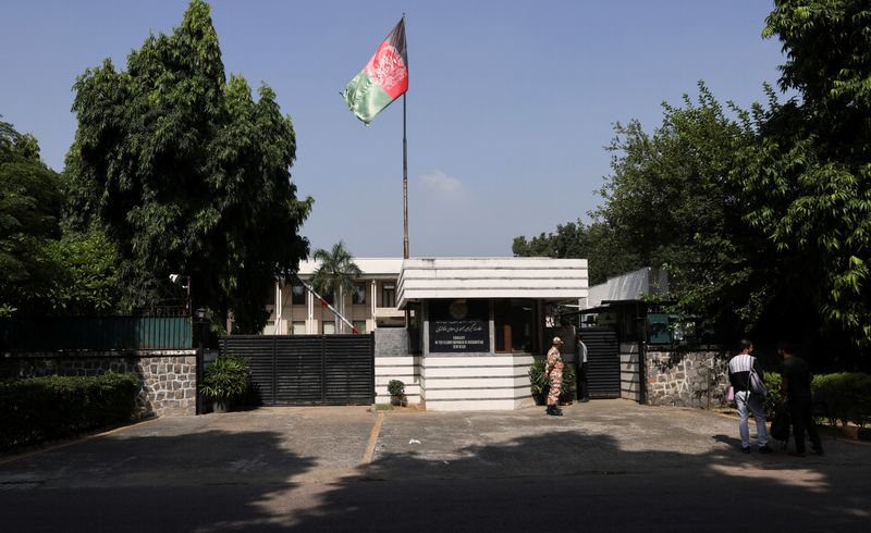 &copy; Reuters. السفارة الأفغانية في نيودلهي بالهند يوم 29 سبتمبر أيلول 2023. تصوير:  أنووسري فادنافيس- رويترز.