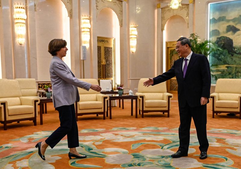 &copy; Reuters. Le Premier ministre chinois Li Qiang et la ministre française des Affaires étrangères, Catherine Colonna, se serrent la main au Palais de l'Assemblée du peuple à Pékin. /Photo prise le 24 novembre 2023/REUTERS/Jade Gao