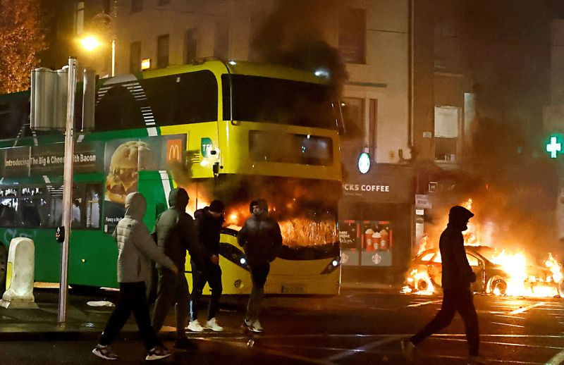 &copy; Reuters. حافلة تحترق خلال مظاهرة بعد حادث طعن في دبلن بأيرلندا يوم الخميس. تصوير: كلودا كيلكوين - رويترز.