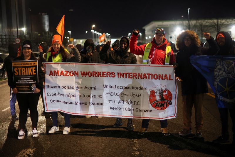 © Reuters. People hold a banner during a Black Friday strike outside the Amazon warehouse, in Coventry, Britain November 24, 2023. REUTERS/Phil Noble