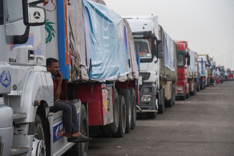 &copy; Reuters. شاحنات تحمل مساعدات إنسانية للفلسطينيين تنتظر على الطريق الصحراوي (القاهرة - الإسماعيلية) في طريقها إلى معبر رفح الحدودي لدخول غزة في القاه