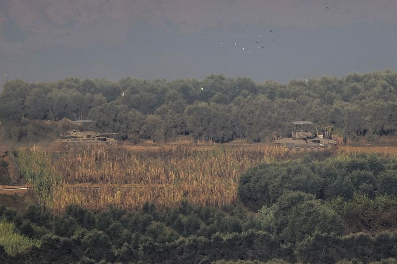 &copy; Reuters. FOTO DE ARCHIVO: Tanques militares israelíes abandonan Gaza, durante la tregua temporal entre Hamás e Israel, en una imagen tomada desde el sur de Israel el 24 de noviembre de 2023. REUTERS/Alexander Ermochenko
