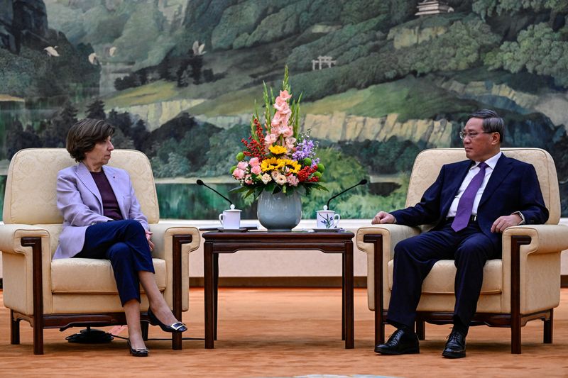 &copy; Reuters. رئيس الوزراء الصيني لي كه تشيانغ يجتمع مع وزيرة الخارجية الفرنسية كاثرين كولونا في قاعدة الشعب الكبرى ببكين يوم الجمعة. صورة لرويترز من ممث