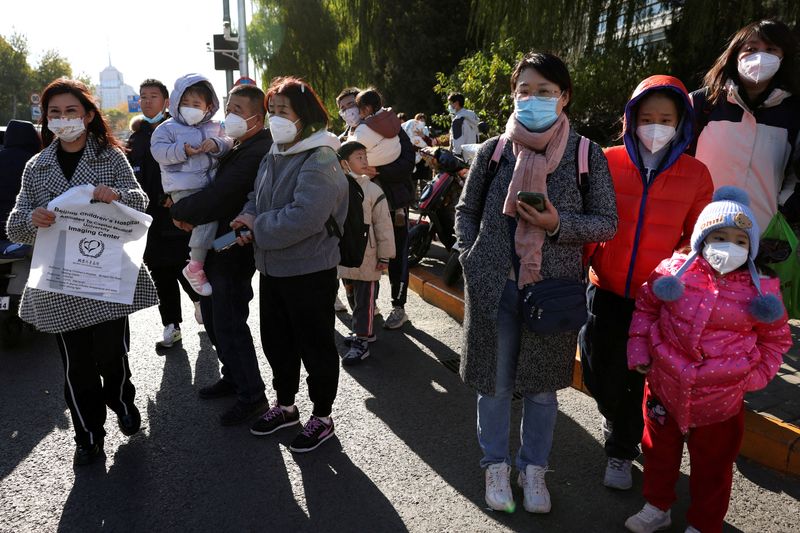 &copy; Reuters. أشخاص ينتظرون خارج مستشفى للأطفال في بكين بالصين يوم الجمعة. تصوير: فلورنس لو - رويترز.      