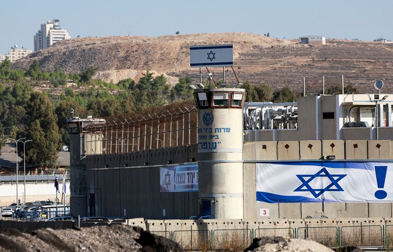 © Reuters. صورة تظهر سجن عوفر العسكري الإسرائيلي بالقرب من رام الله بالضفة الغربية المحتلة حيث من المتوقع أن يتم إطلاق سراح بعض السجناء الفلسطينيين يوم الجمعة. تصوير: عمار عوض - رويترز.