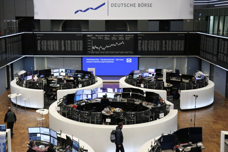 &copy; Reuters. شاشة تعرض بيانات مؤشر داكس الألماني في بورصة فرانكفورت بألمانيا يوم الخميس. تصوير: رويترز.