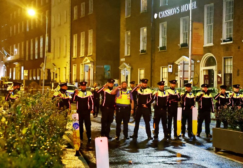 &copy; Reuters. Des policiers montent la garde près du lieu d'une attaque au couteau à Dublin. /Photo prise le 23 novembre 2023/REUTERS/Clodagh Kilcoyne