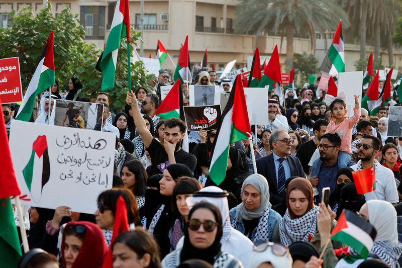 &copy; Reuters. متظاهرون يشاركون في احتجاج لدعم الفلسطينيين وسط الصراع الدائر بين إسرائيل وحركة حماس في المحرق بالبحرين يوم 18 نوفمبر تشرين الثاني 2023. تصوير