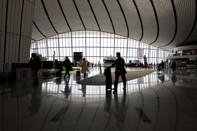 &copy; Reuters. Viaggiatori all'aeroporto internazionale di Pechino Daxing a Pechino, Cina, 24 aprile 2023. REUTERS/Tingshu Wang/File photo