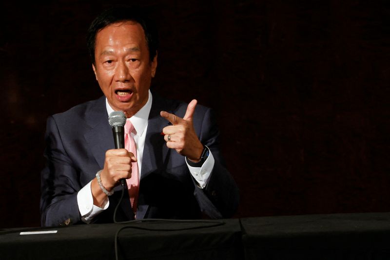 &copy; Reuters. Terry Gou, fondateur de Foxconn et candidat à la présidence, s'exprime lors d'une conférence de presse à Taipei. /Photo prise le 23 novembre 2023/REUTERS/Carlos Garcia Rawlins 