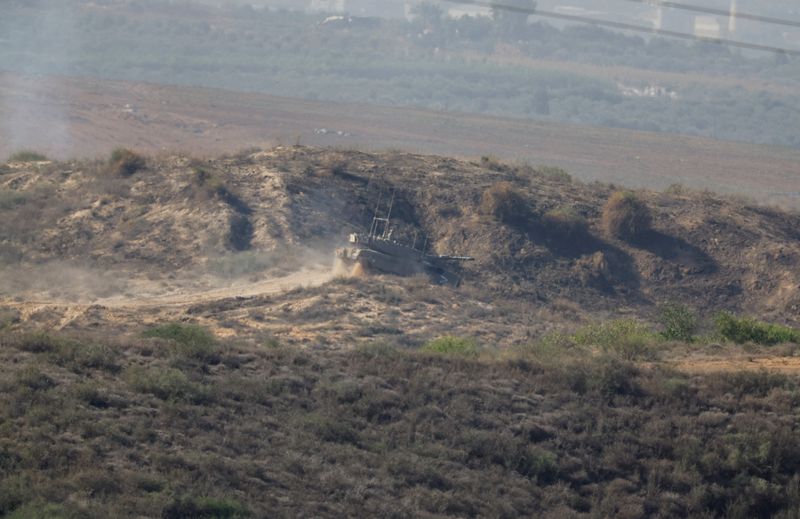 &copy; Reuters. دبابة إسرائيلية تقوم بمناورة عسكرية على الجانب الإسرائيلي خلال هدنة مؤقتة بين حركة حماس وإسرائيل في جنوب إسرائيل يوم الجمعة. تصوير: ألكسندر