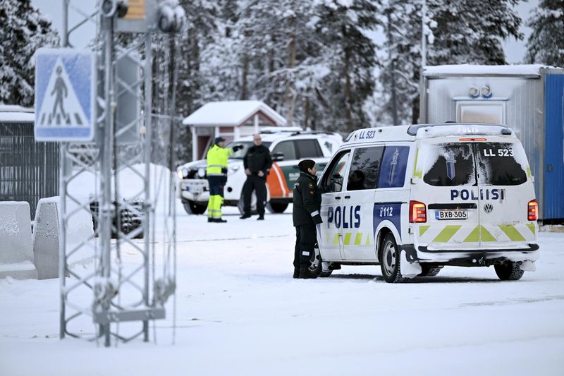 &copy; Reuters. حرس الحدود والشرطة الفنلنديين معبر راجا-جوزيبي في إيناري شمال فنلندا يوم الجمعة. صورة لرويترز من وكالة ليتيكوفا الفنلندية للصور. يحظر إعادة