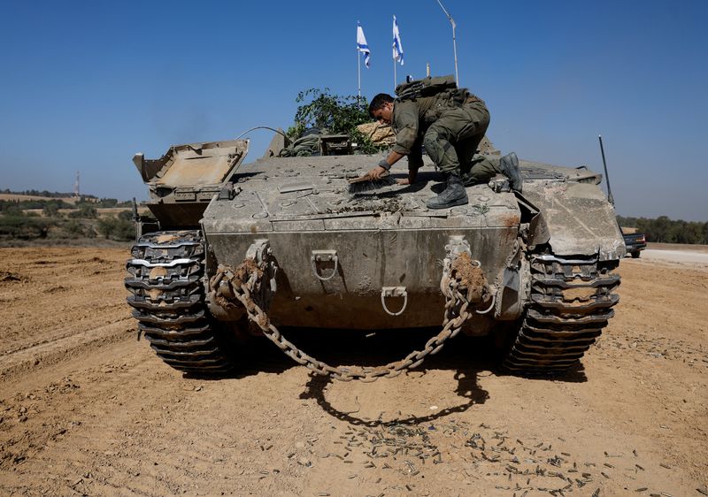 &copy; Reuters. Tanque israelense perto da fronteira após deixar Gaza
 24/11/2023    REUTERS/Amir Cohen