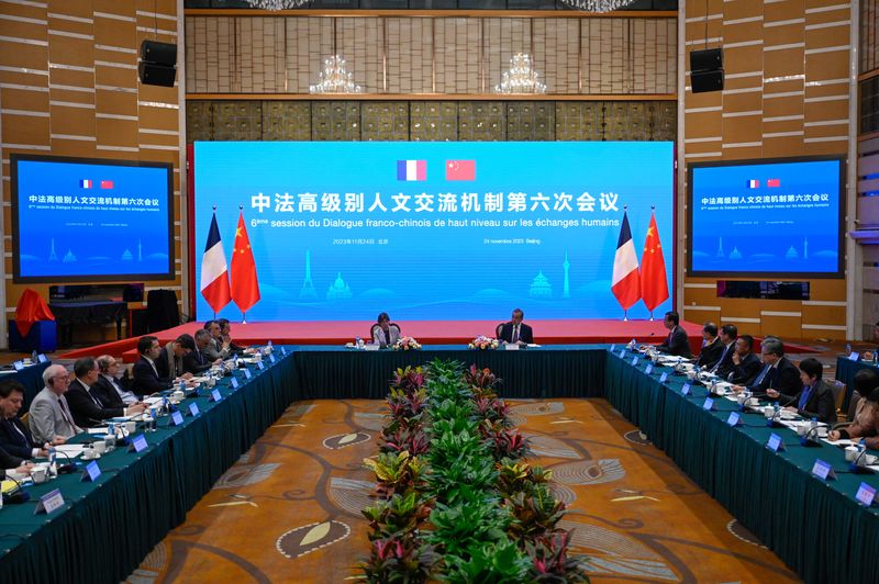 © Reuters. French Foreign Minister Catherine Colonna and Chinese Foreign Minister Wang Yi attend the 6th China-France high-level dialogue on people-to-people exchange at Peking University in Beijing, China November 24, 2023.   Jade Gao/Pool via REUTERS