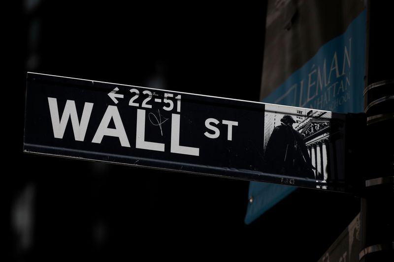 © Reuters. FILE PHOTO: A Wall St. street sign is seen near the New York Stock Exchange (NYSE) in New York City, U.S., September 17, 2019. REUTERS/Brendan McDermid/File Photo