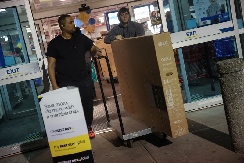 &copy; Reuters. An employee at Best Buy electronics store helps to move out a television after a shopper made a purchase during Black Friday deals in Westbury, New York, U.S., November 24, 2023.  REUTERS/Shannon Stapleton
