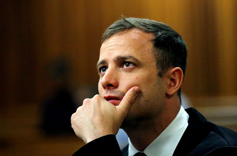 &copy; Reuters. L'athlète sud-africain paralympique Oscar Pistorius lors d'une audience en octobre 2014 à Petroria pour le meurtre en 2013 de sa petite amie Reeva Steenkamp. /Photo d'archives/REUTERS/Siphiwe Sibeko