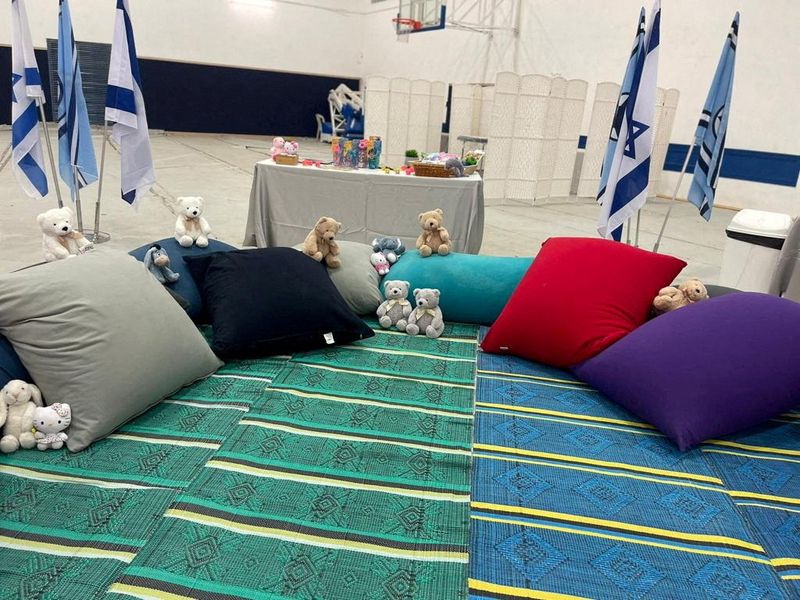 &copy; Reuters. Animales de peluche y cojines esperan la llegada de los niños que han sido mantenidos como rehenes en la Franja de Gaza y que van a ser liberados como parte de un acuerdo entre Israel y el grupo islamista palestino Hamás, a cambio de la liberación de p