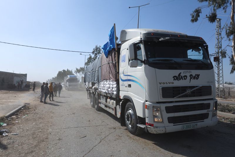 &copy; Reuters. Camiones con ayuda humanitaria de la ONU se dirigen al norte de Gaza durante la tregua entre Israel y Hamás, cerca de Ciudad de Gaza. 24 noviembre 2023. REUTERS/Ibraheem Abu Mustafa