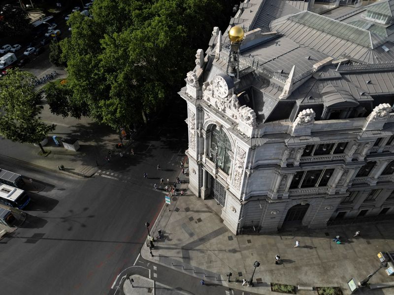 © Reuters. FILE PHOTO: An aerial view shows Bank of Spain amid a heatwave in Madrid, Spain, July 19, 2023. REUTERS/Guillermo Martinez/File Photo