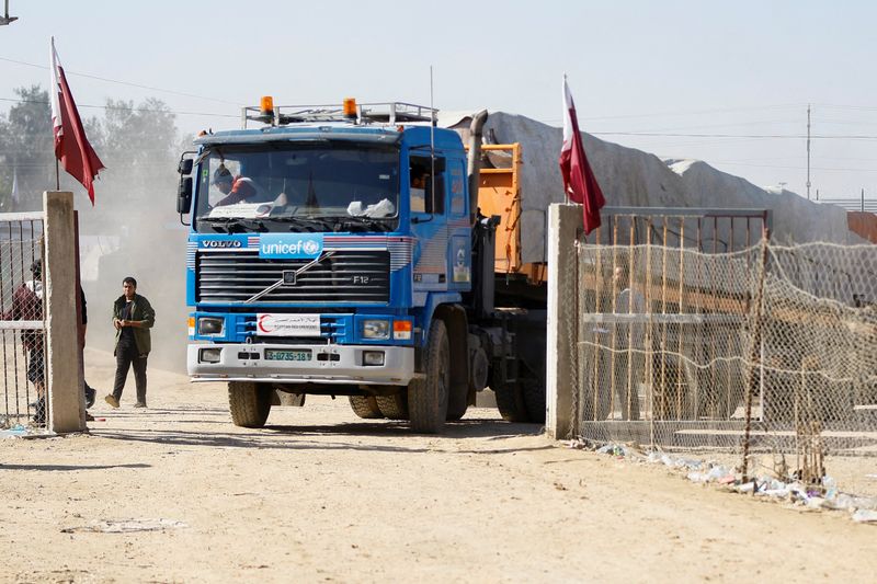 © Reuters. شاحنة مساعدات تصل إلى معبر رفح الحدودي مع مصر خلال هدنة مؤقتة بين حركة حماس وإسرائيل في رفح بجنوب قطاع غزة يوم الجمعة. تصوير: إبراهيم أبو مصطفى - رويترز.