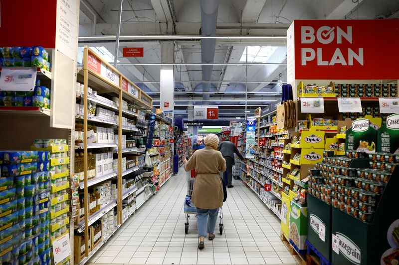 &copy; Reuters. Clients faisant leurs courses dans un supermarché Carrefour à Montesson. /Photo prise le 13 septembre 2023/REUTERS/Sarah Meyssonnier 