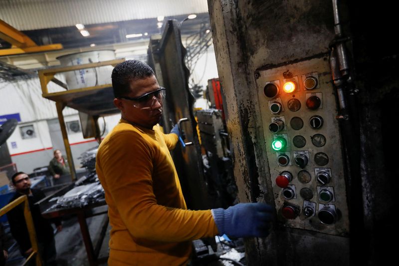 © Reuters. Walter Banegas, de 28 años, originario de Honduras, trabaja en la planta de moldeo por inyección de aluminio de Pace Industries, su trabajo formal después de establecerse en México como refugiado, en Saltillo, México. 16 de octubre de 2023. REUTERS/Daniel Becerril
