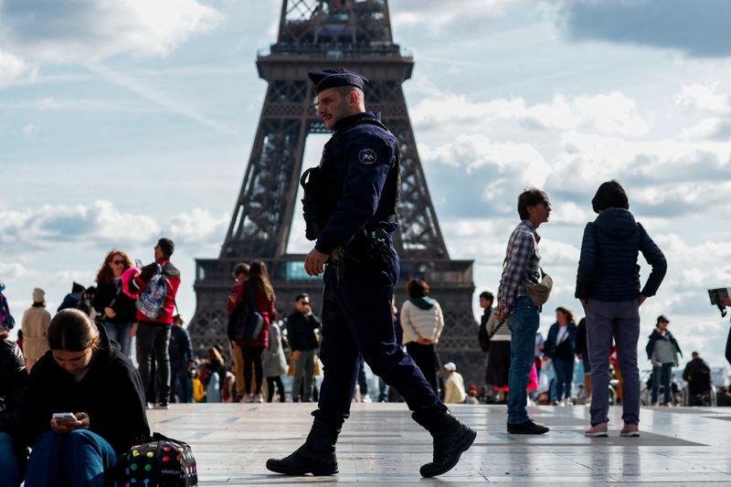 &copy; Reuters. شرطي فرنسي في ميدان تروكاديرو بالقرب من برج إيفل في باريس إذ وضعت الحكومة الفرنسية البلاد على أهبة الاستعداد بعد هجوم بسكين شمال فرنسا يوم 15